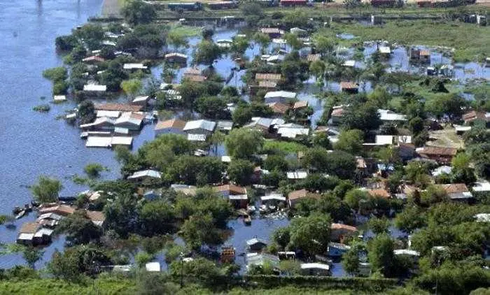 Десетки хиляди евакуирани в Парагвай заради наводнения